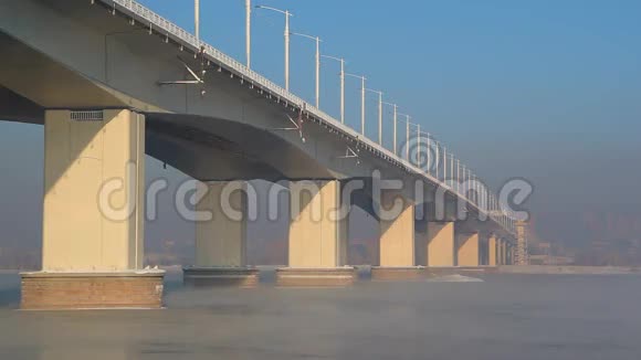 横跨安加拉河的桥视频的预览图