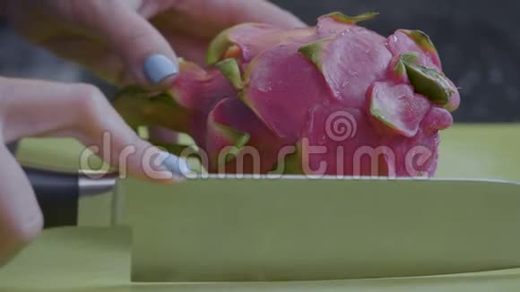 异国水果用刀子切成碎片视频的预览图