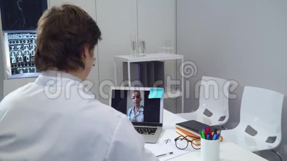 朋友实习生在医院上班聊天视频的预览图