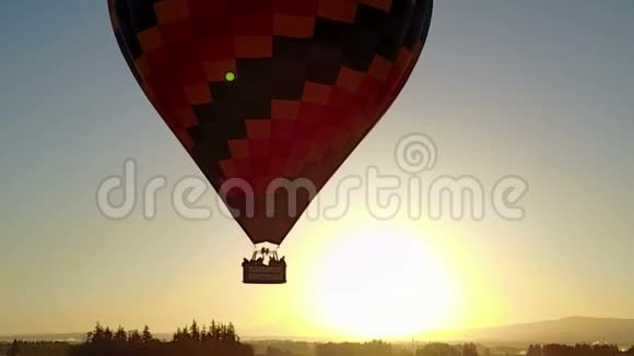 热气球在太阳前飞行视频的预览图