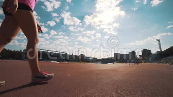 田径运动员的女人把手放在起跑线上视频的预览图