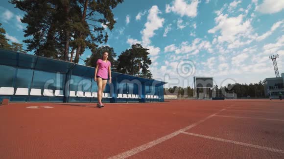 一位年轻的美女穿着运动服准备一大早在户外跑步健康的生活方式视频的预览图