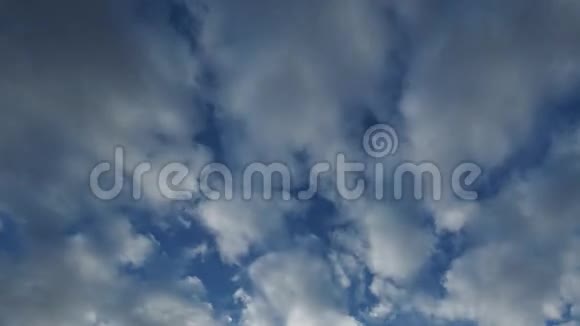 多云的天空到蓝色的小时视频的预览图