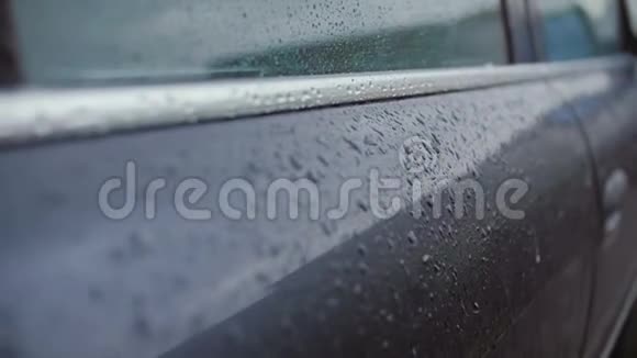 雨滴拍打着车身视频的预览图