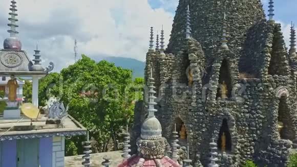 相机沿着神奇的古珊瑚佛寺飞行视频的预览图