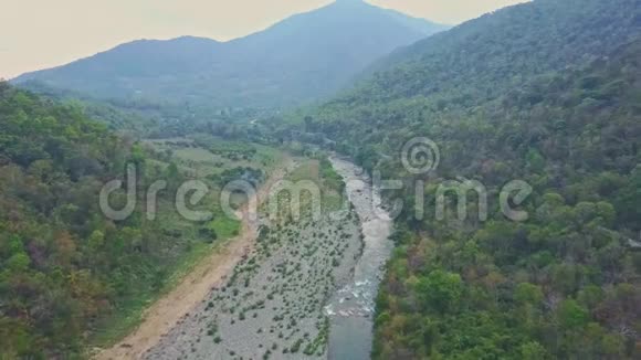 在绿色的河流之上在山丘景观蓝天的映衬下视频的预览图