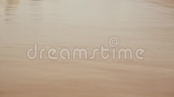 在一个亚洲国家的海滩上在温和干净的沙子上冲浪视频的预览图
