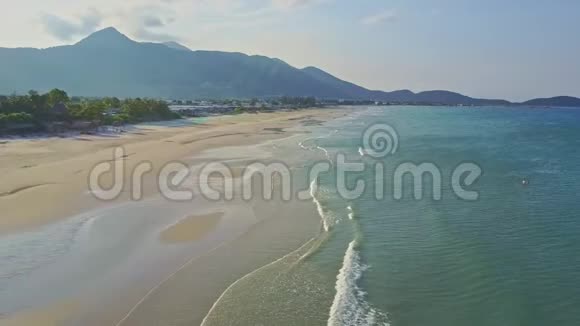 空中摄影机在梦幻般宽阔的空海滩上移动视频的预览图
