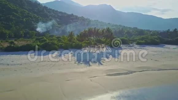 奇妙的空中景观白沙滩和宁静的海洋冲浪视频的预览图
