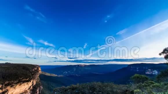 神奇的大自然4K时光流逝的全景石山景观白云在深蓝色的天空中移动视频的预览图