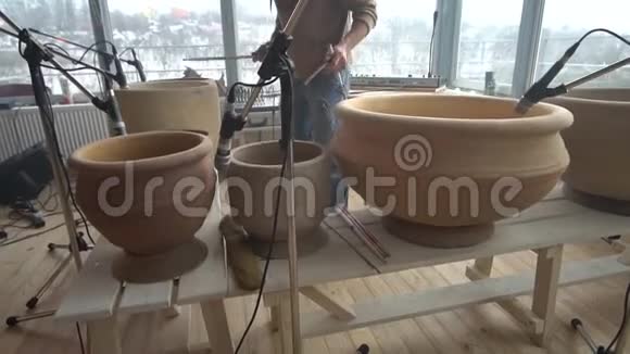一个穿着运动衫的人在陶罐上演奏鼓槌的非常规音乐视频的预览图