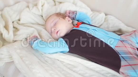 安静的婴儿睡觉时躺在床上视频的预览图