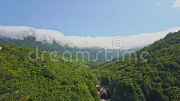 令人惊叹的空中观景山脉和白云线视频的预览图