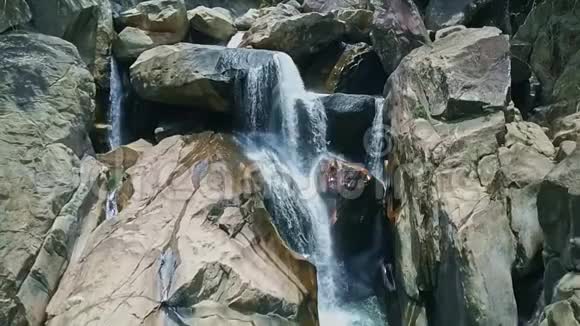 在岩石上流到湖中的神奇瀑布视频的预览图