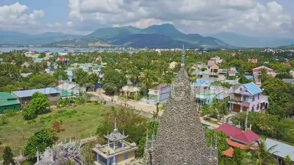 鸟瞰热带城市与老珊瑚佛寺视频的预览图