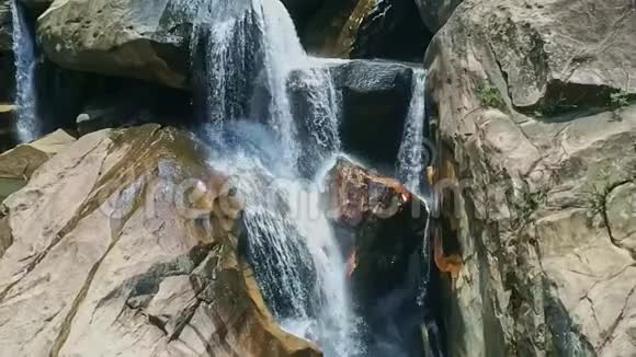 巨大岩石上美丽的泡沫瀑布洪流视频的预览图
