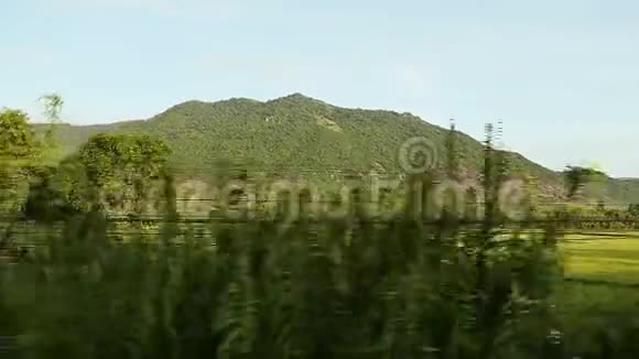 从火车上看到越南的本质我们经过稻田和山脉视频的预览图