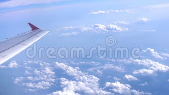 空中有翼飞机和云慢动作3840x2160视频的预览图
