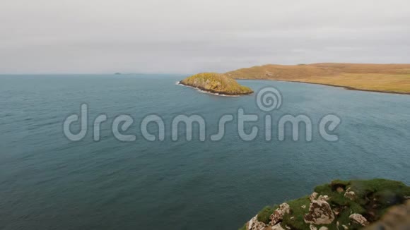 苏格兰斯凯岛的海洋景观从麦克劳德城堡废墟中看到视频的预览图