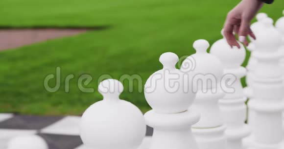 巨型棋局国际象棋白棋子先移动视频的预览图
