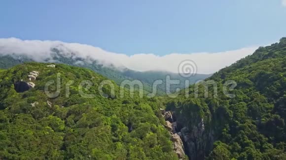 地平线白云山上的鸟瞰热带丛林视频的预览图