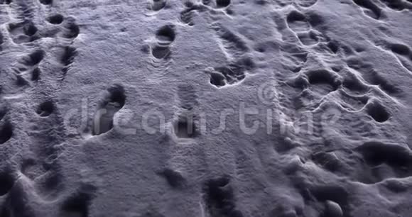 雪环中的脚印视频的预览图