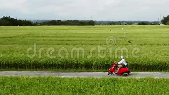 一个年轻人骑着直升机在乡间小路上美丽的山路骑摩托车旅行视频的预览图