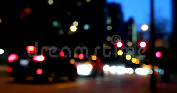 夜间4k街上五颜六色的汽车灯视频的预览图