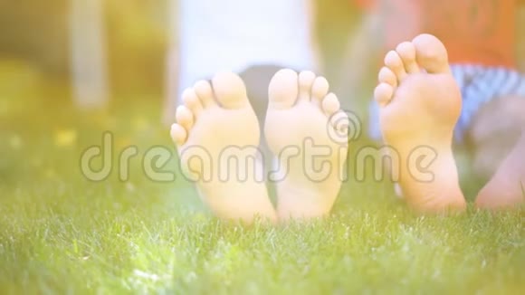 年轻夫妇躺在春天公园的草地上视频的预览图
