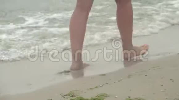 那个女孩沿着海岸线走视频的预览图