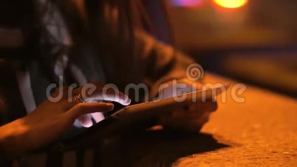 女人的手慢慢地用平板电脑结婚戒指在手指上汽车经过特写视频的预览图