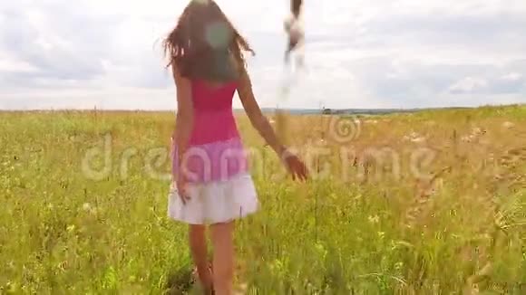 女童走大自然的田野草夏日阳光慢动作视频稳定童年概念视频女孩视频的预览图