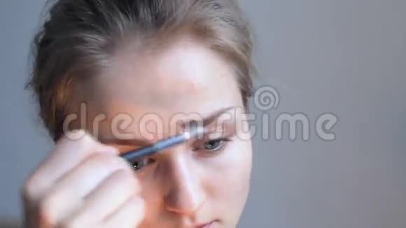 女人做修眉视频的预览图