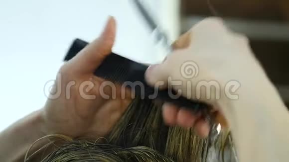 理发店理发女性理发师塑造男性头发慢动作视频的预览图