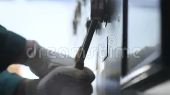 宏人试图在工厂的量规板上转动金属杠杆视频的预览图
