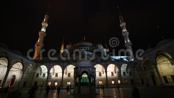 夜间蓝色清真寺视频的预览图