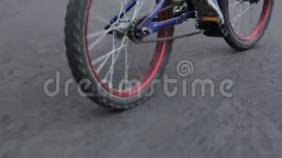 男孩在乡间小路上骑自行车视频的预览图