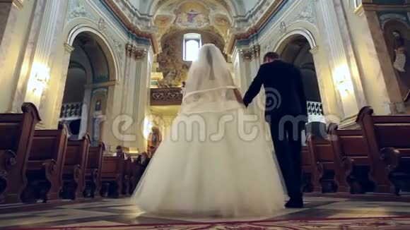 结婚纪念日教堂里的新郎新娘视频的预览图