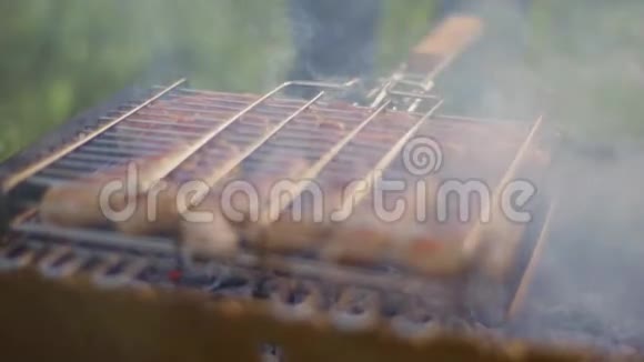 美味多汁的香肠烤火视频的预览图