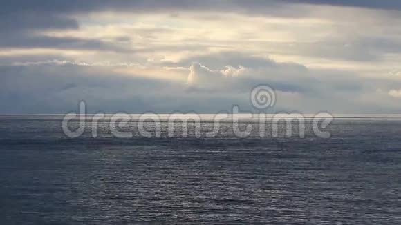 海和多云的天空视频的预览图