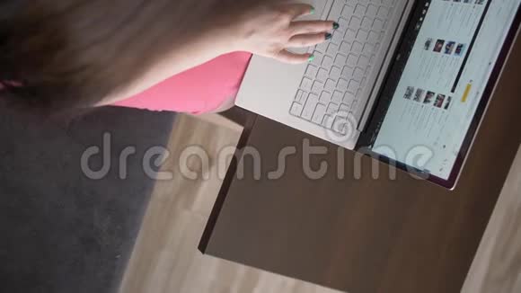 家庭技术和互联网概念带手提电脑的女孩在家视频的预览图