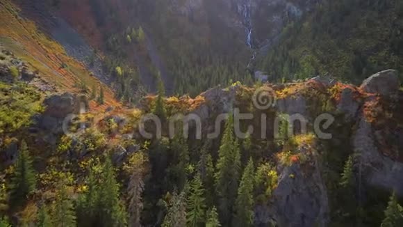 一个小瀑布在秋天的山林峡谷中流动视频的预览图