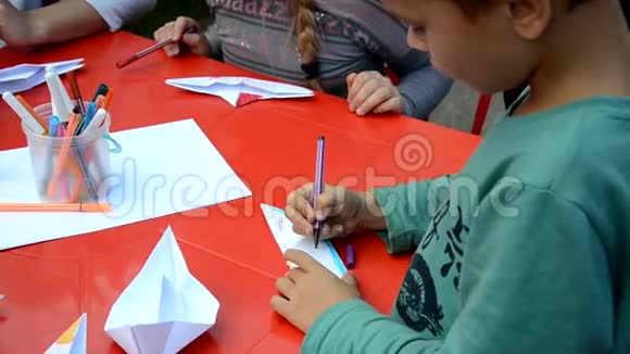 快乐的孩子们俯视创意小男孩女孩绘画视频孩子们创造创造力做一些雕像视频的预览图