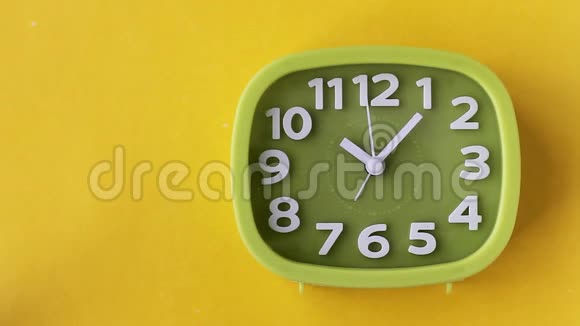 绿色时钟白色数字和黄色背景箭头时间流逝视频的预览图