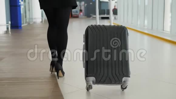 女人在机场候机楼跑步女商人商务女行李行李箱购物中心旅游概念视频的预览图