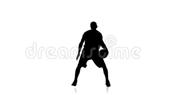 篮球运动员跳跃继续补球剪影视频的预览图