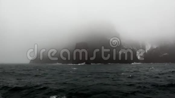 南极海洋雪岩背景下的波浪和雾视频的预览图