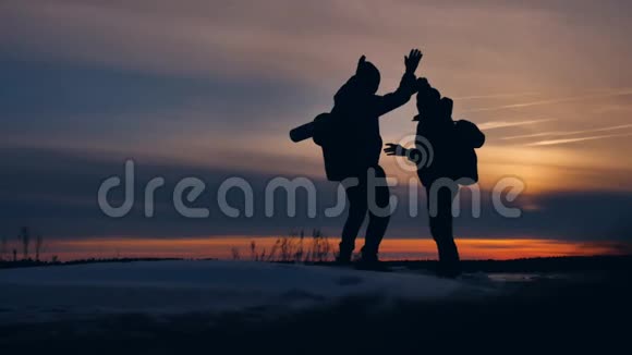 两名游客跳跃幸福自然景观冬雪2男摄影师生活方式旅行男视频的预览图