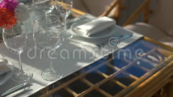 空的酒杯和盘子视频的预览图