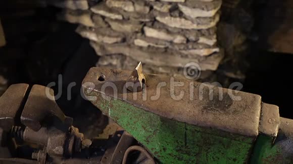 男铁匠在烧火铁匠在铁砧上锻造马蹄铁全高清视频的预览图